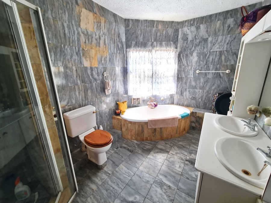 5 Bedroom Property for Sale in Wavecrest Eastern Cape